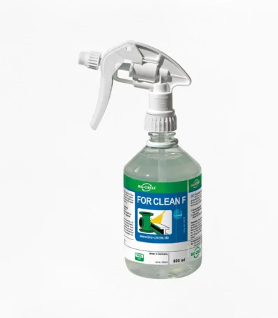 BIO-CIRCLE FOR CLEAN F in einer transparenten 500-ml-Sprühflasche mit weißem Sprühkopf, klarer Reinigungsflüssigkeit und blau-grünem Produktetikett