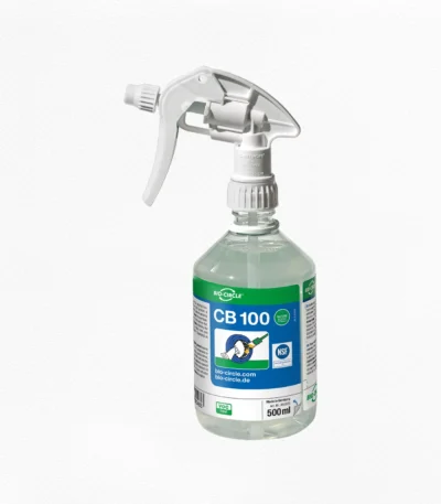 BIO-CIRCLE CB 100 Kraftreiniger in einer transparenten 500-ml-Sprühflasche mit weißem Sprühkopf, klarer Reinigungsflüssigkeit und blau-grünem Produktetikett