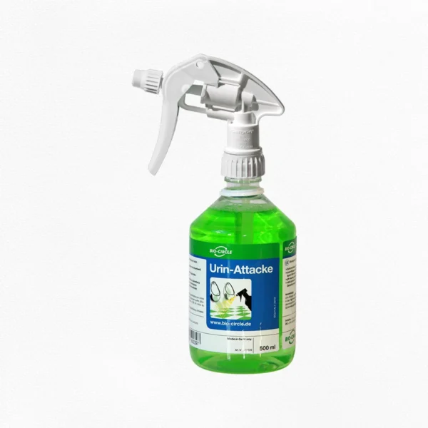 BIO-CIRCLE Urin-Attacke zur biologischen Geruchsbeseitigung in einer transparenten 500-ml-Flasche mit grüner Flüssigkeit, weißem Sprühkopf und blau-grünem Produktetikett