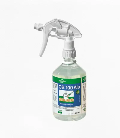 Transparente 500-ml-Sprühflasche mit BIO-CIRCLE CB 100 Alu, wasserbasiertem Kraftreiniger mit Alu-Schutzformel, weißem Sprühkopf und blau-grünem Produktetikett.