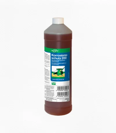 Halbtransparente 1-Liter-Flasche BIO-CIRCLE Korrosionsschutz 200 für wässrige Systeme, schaumarm, mit rötlich-brauner Flüssigkeit, weißem Schraubverschluss und blau-grünem Produktetikett.