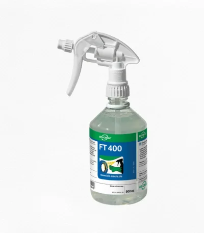 Transparente 500-ml-Sprühflasche mit BIO-CIRCLE FT 400, wasserbasiertem Reiniger, weißem Sprühkopf und blau-grünem Produktetikett.