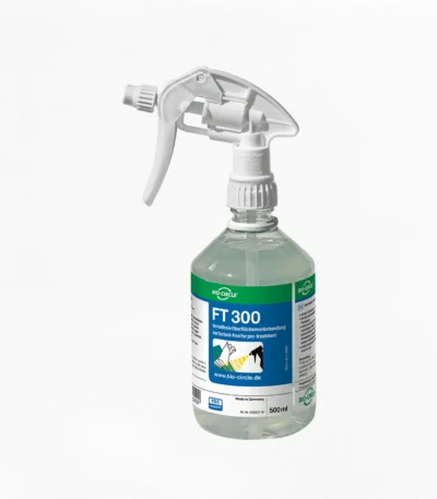 Transparente 500-ml-Sprühflasche mit BIO-CIRCLE FT 300 zur tensidfreien Oberflächenvorbehandlung, weißem Sprühkopf und blau-grünem Produktetikett.