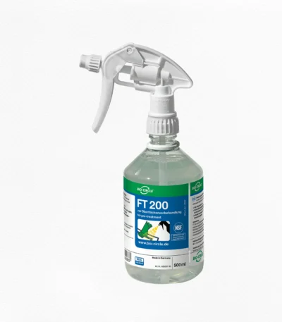 Transparente 500-ml-Sprühflasche mit BIO-CIRCLE FT 200 zur Oberflächenvorbehandlung, weißem Sprühkopf und blau-grünem Produktetikett.