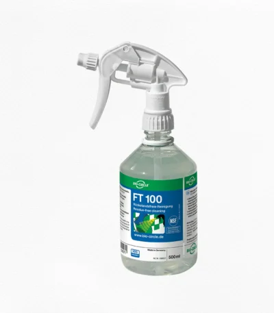 Transparente 500-ml-Sprühflasche BIO-CIRCLE FT 100 für die rückstandsfreie Reinigung, mit klarer Reinigungsflüssigkeit, weißem Sprühkopf und blau-grünem Produktetikett
