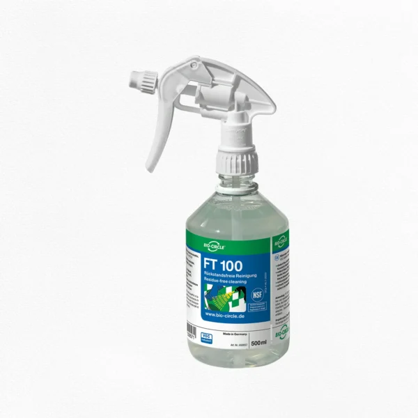 Transparente 500-ml-Sprühflasche BIO-CIRCLE FT 100 für die rückstandsfreie Reinigung, mit klarer Reinigungsflüssigkeit, weißem Sprühkopf und blau-grünem Produktetikett