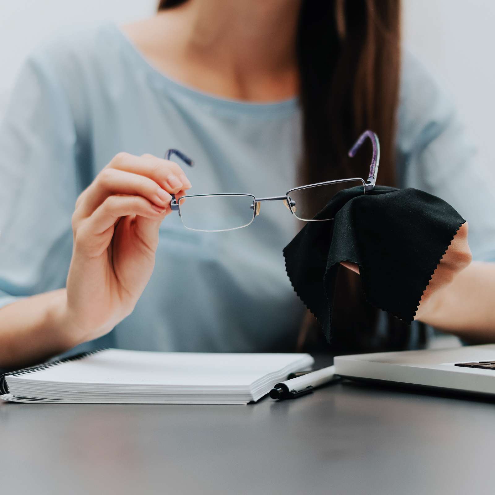 AF_Brillenreiniger_A05057-20 Brille reinigen mit Tuch_Brillenreiniger_A05057-20