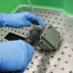 Bauteilreinigung manuell mit Pinsel_PROLAQ Compact_G90010