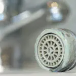 Verkalktes Wasserhahnsieb_Kalk-Barrakuda_A50002