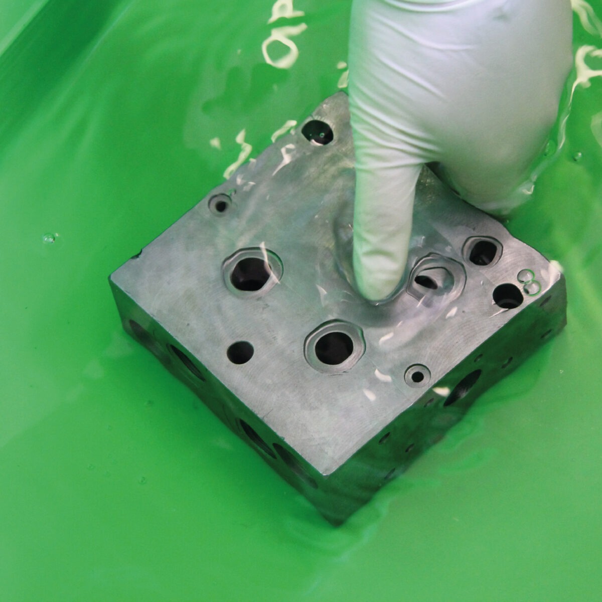 Teilereinigung in Cleanbox_Korrosionsschutz 200_A00153