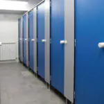 Toilettenkabinen_Urin-Attacke_A50039