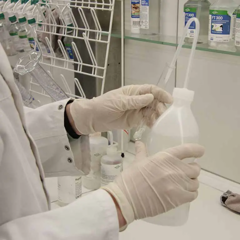 Karriere Praktikum Labormitarbeiter beim abfüllen einer Flüssigkeit