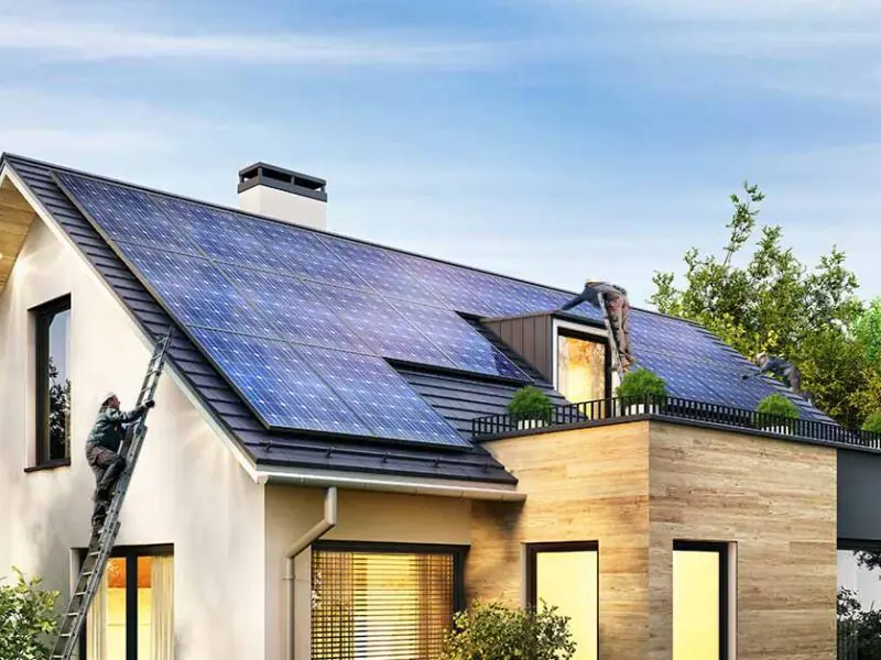 Titelbild Dachdecker - Haus mit Solarpanels
