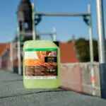 Dachreiniger mit Konstruktion im Hintergrund