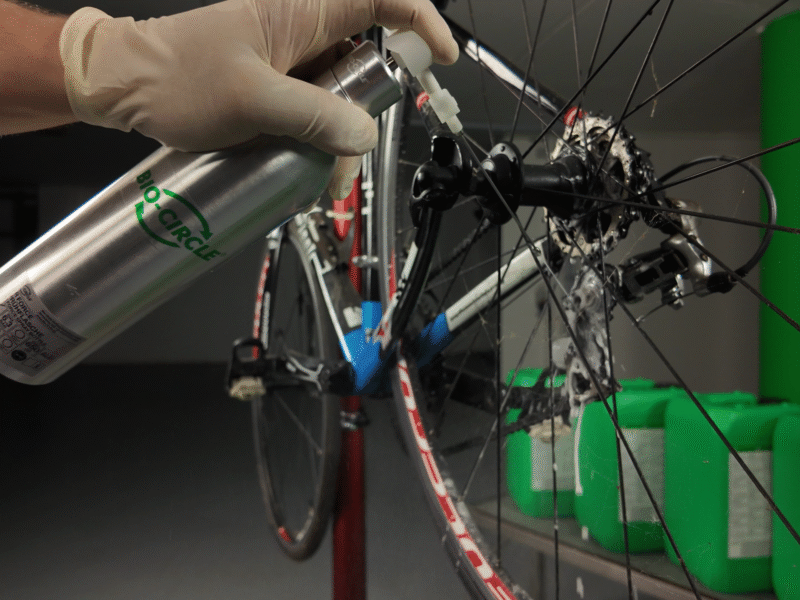 Fahrrad-Detailwäsche mit Air Force