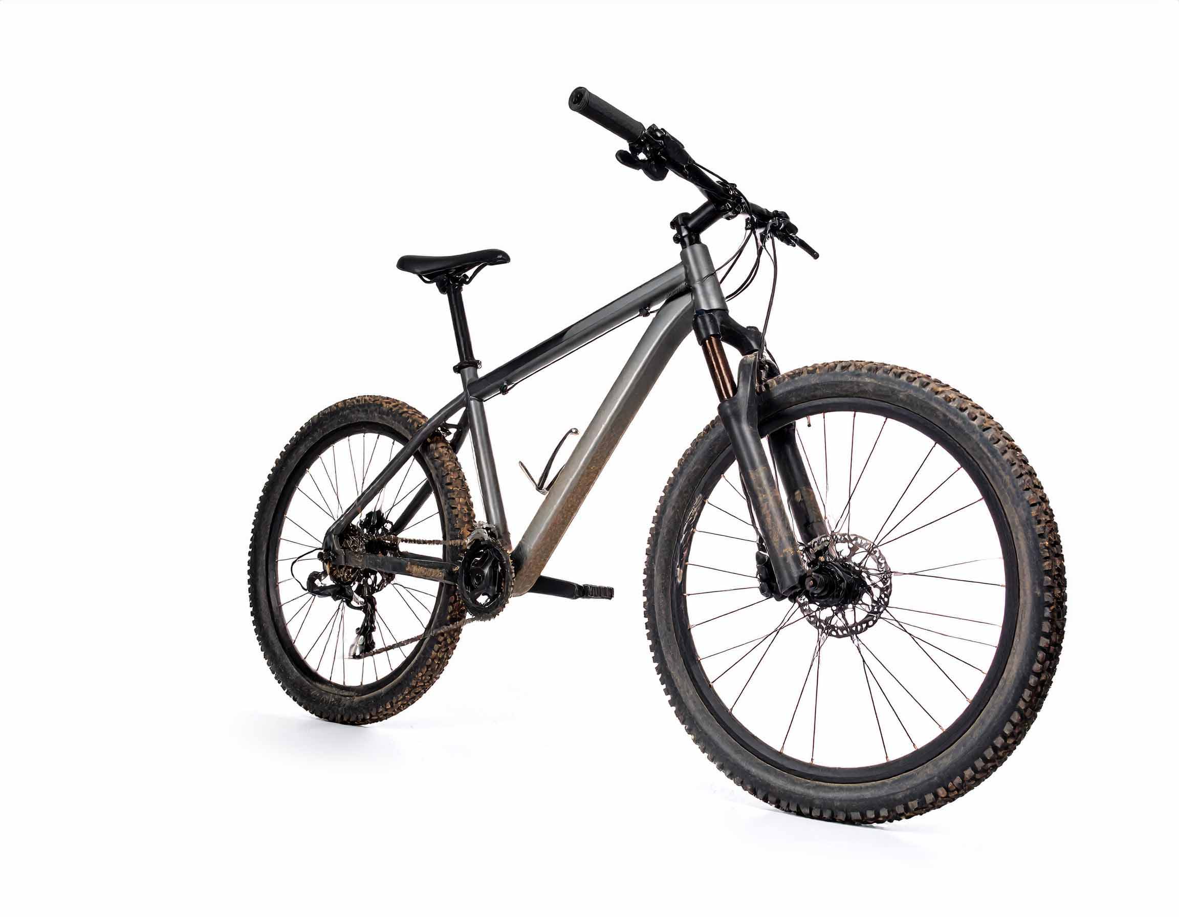 dreckiges Mountainbike mit weißem Hintergrund, KI generiert