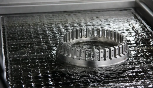 Metallteil im Ultraschallbad mit HubRT System