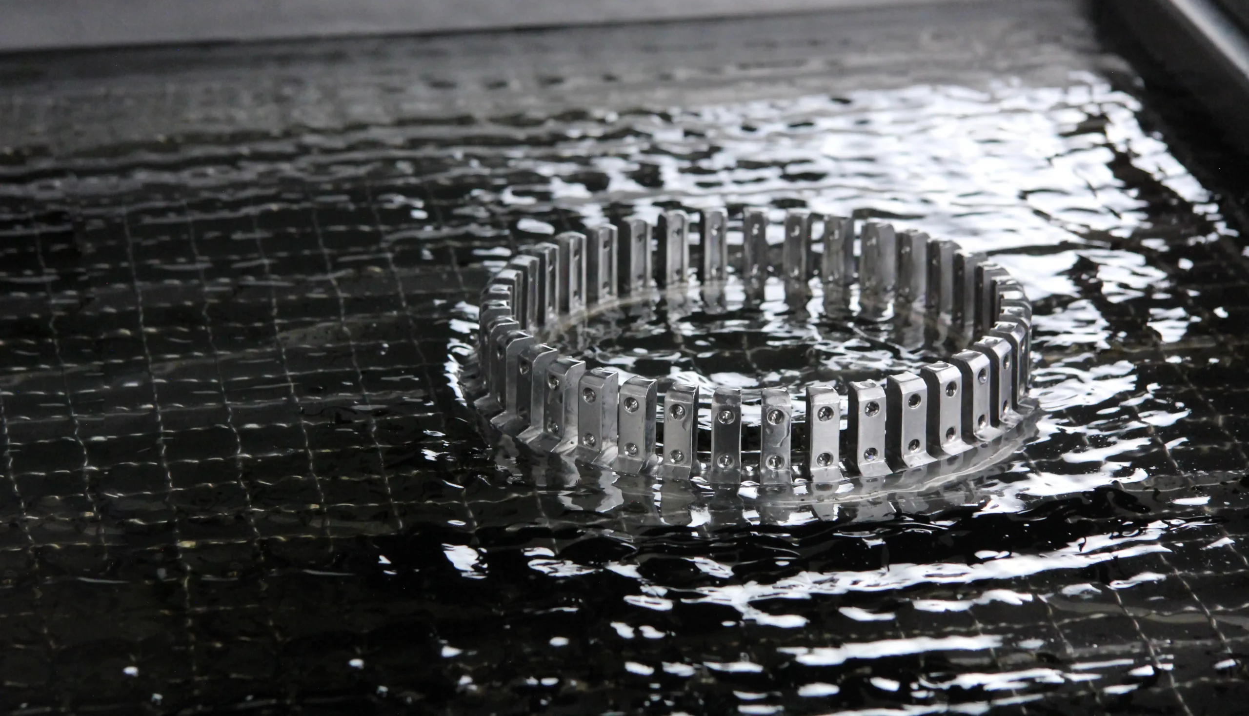 Metallteil im Ultraschallbad