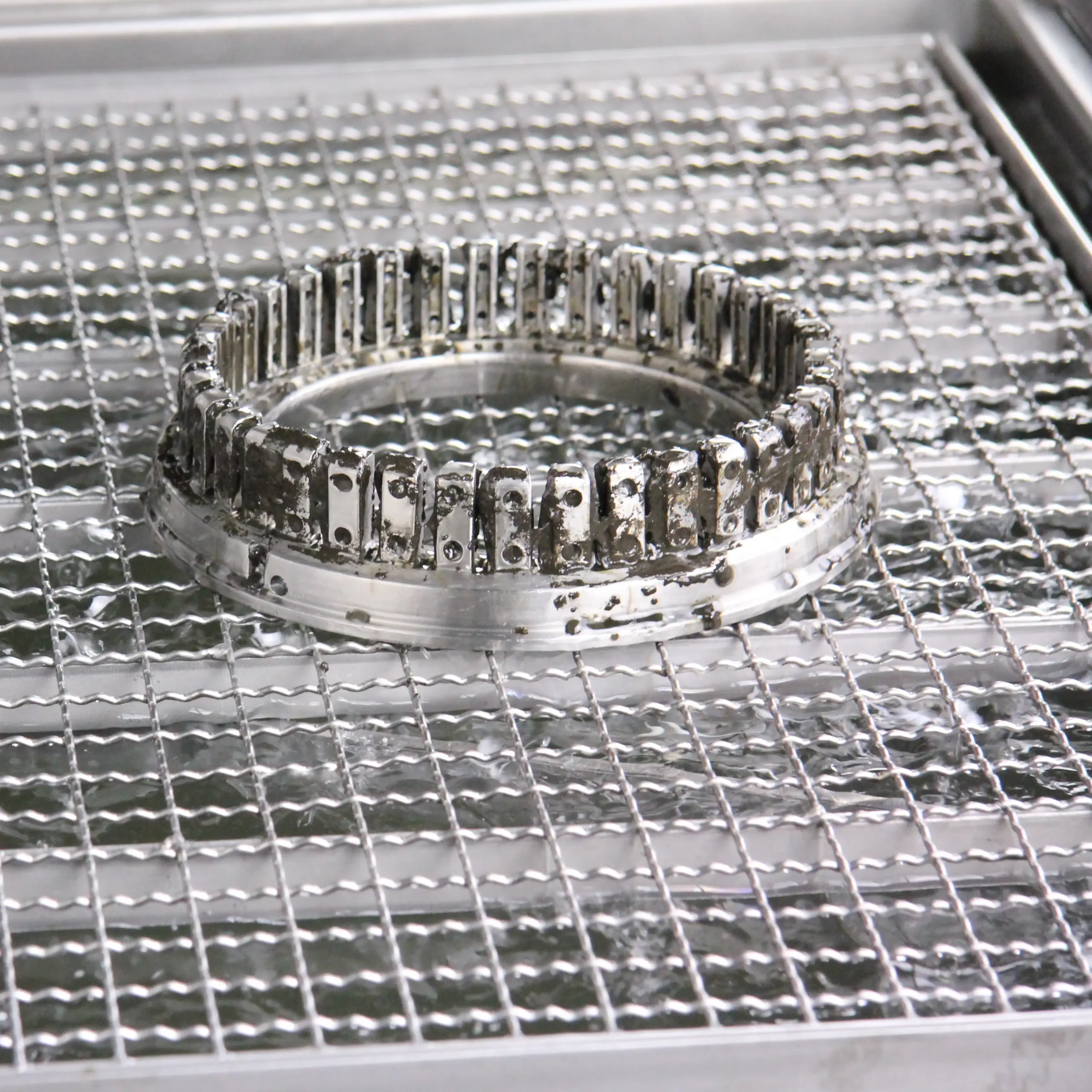 Metallteil vor dem Ultraschallbad