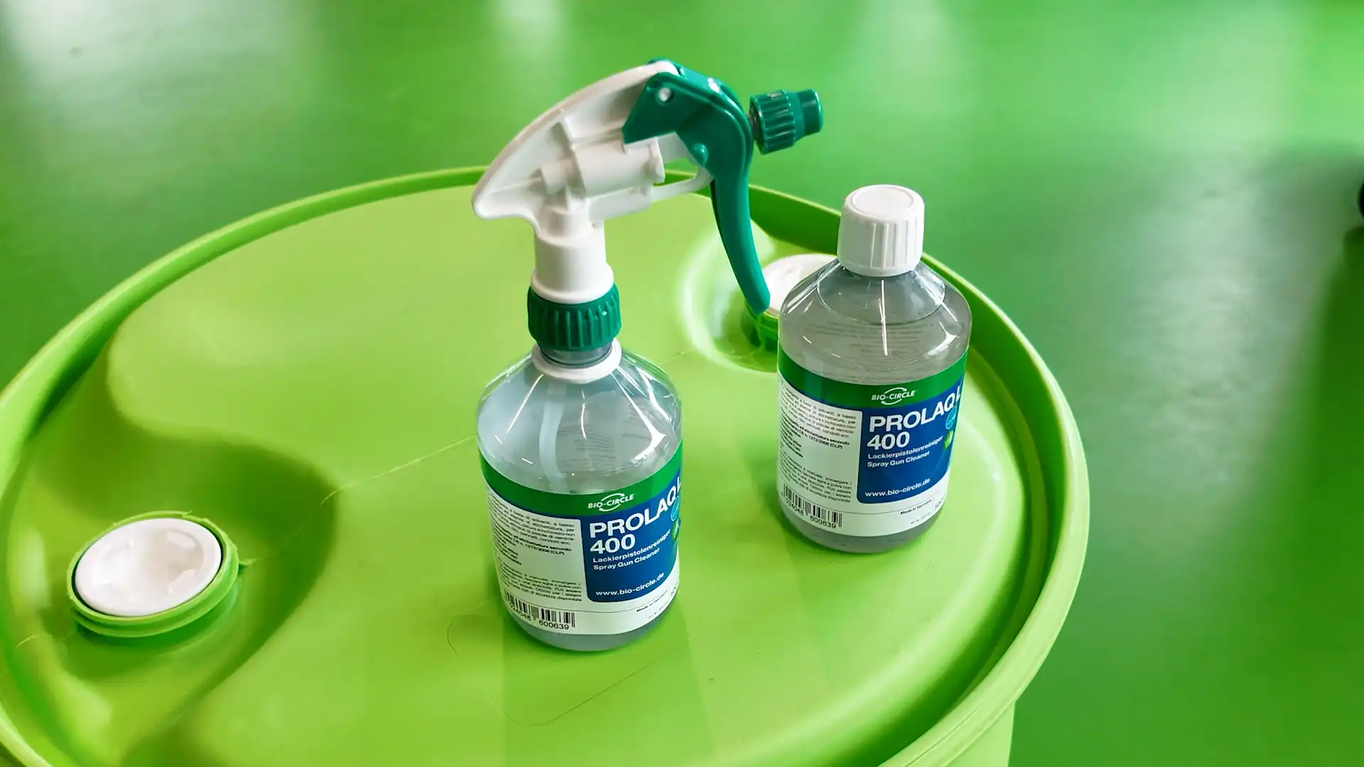 PROLAQ Reiniger auf einem BIO-CIRCLE Fass