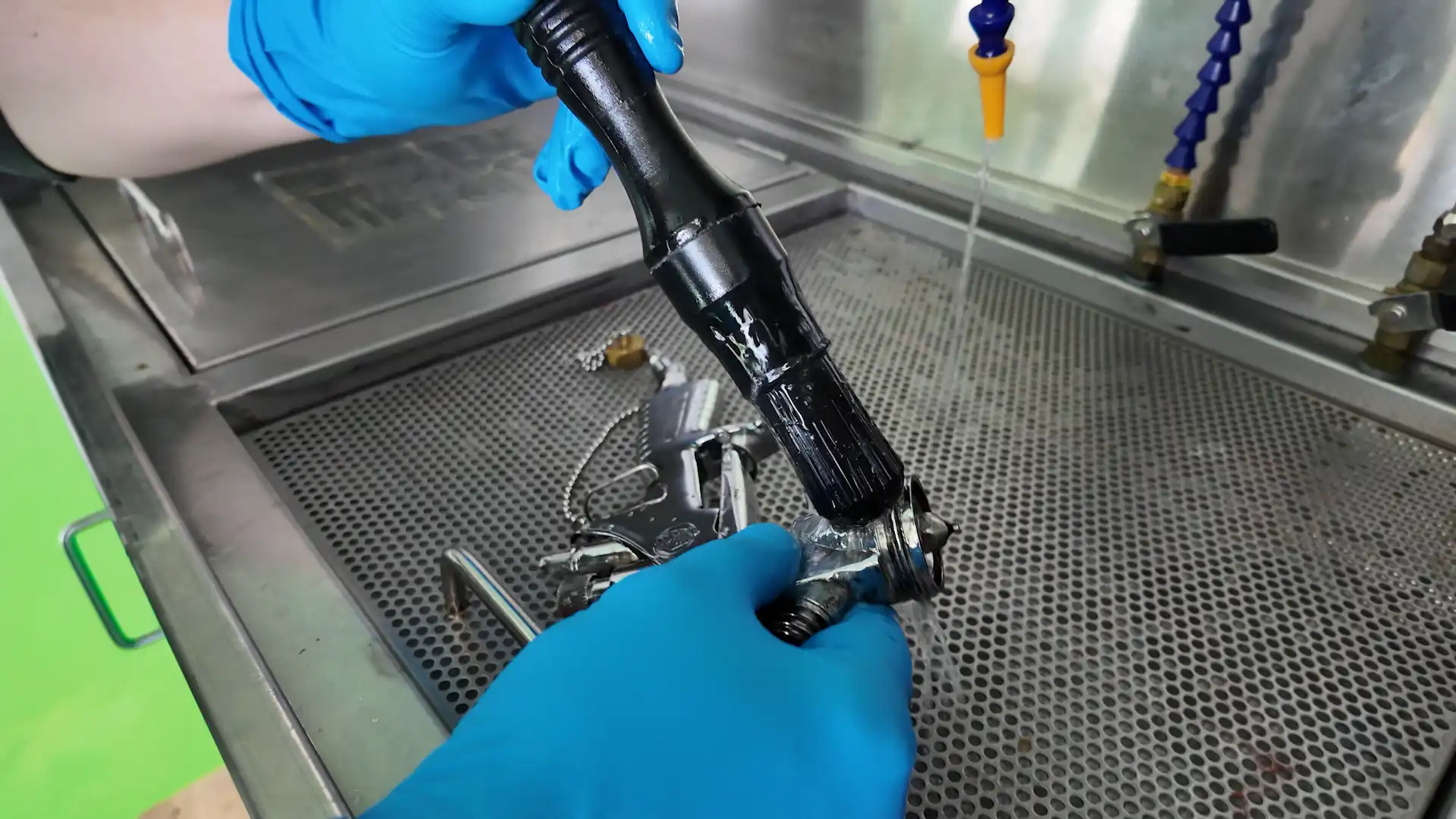 Reinigung einer Lackierpistole