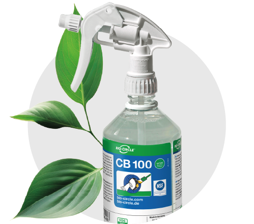 CB 100 Sprühflasche vor grauem Hintergrund und grünem Blatt