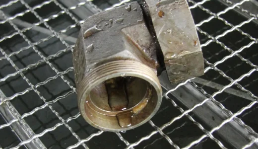 Metallteil vor dem Ultraschallbad