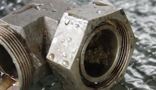 Metallteil vor dem Ultraschallbad