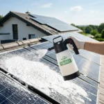 Anwendung des BIO-CIRCLE Solarreinigers mit einem BIO-CIRCLE FOAMER auf einem am Dach angebrachten Solarmodul