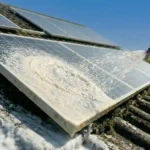 Anwendung des BIO-CIRCLE Solarreinigers mit einem BIO-CIRCLE FOAMER auf einem am Dach angebrachten Solarmodul