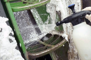 Schaumsprüher wird verwendet um Traktor zu reinigen 