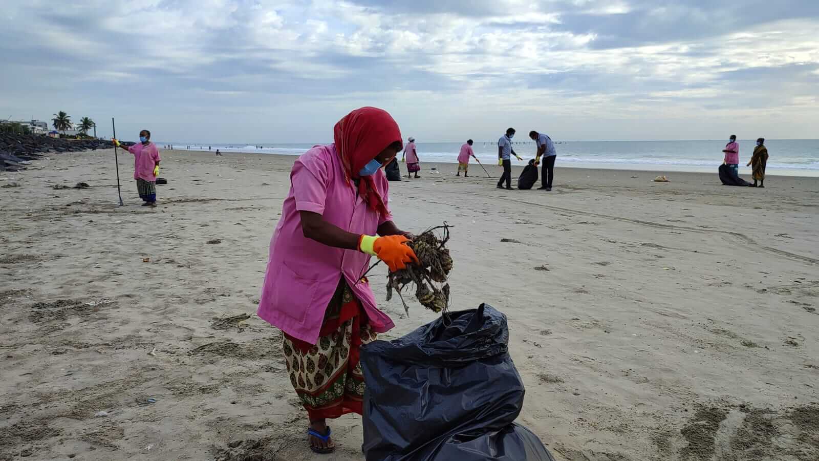 Waste-worker-at-the-beach