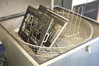 Bauteil im Sieb einer Heißwasserteilewaschmaschine
